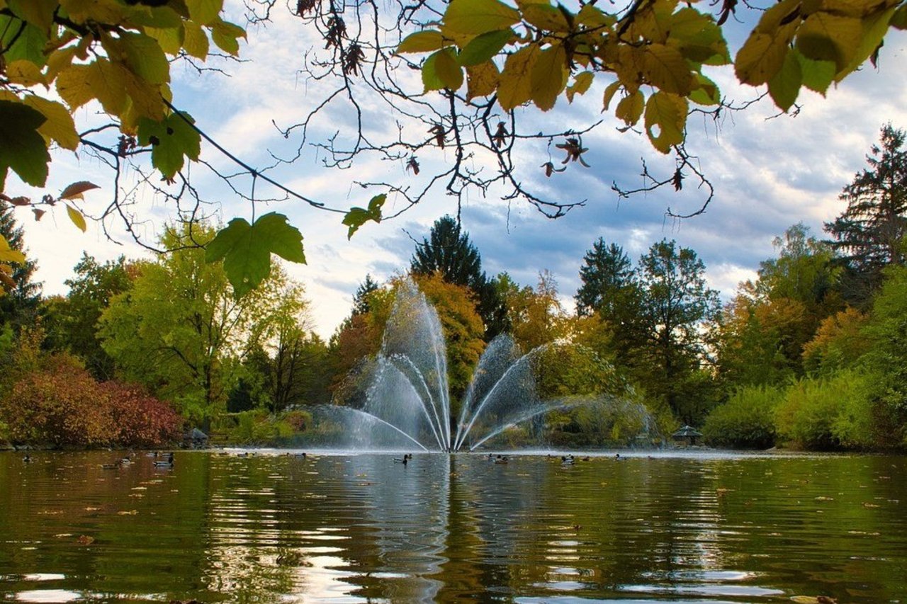 Brunnen im Kurpark von Bad Wörishofen im Herbst